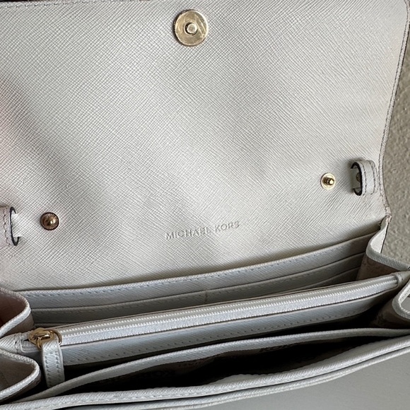 Michael Kors White Crossbody Bag with Gold Chain - Picture 7 of 8